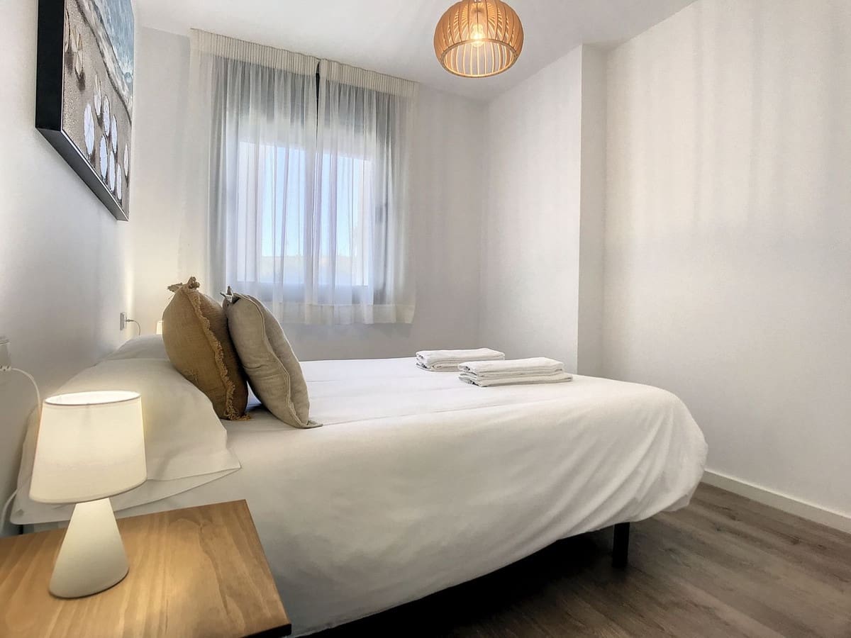 Apartamento de 2 habitaciones en Estepona en alquiler con piscina garaje - 1.700 € (Ref: 9142417)