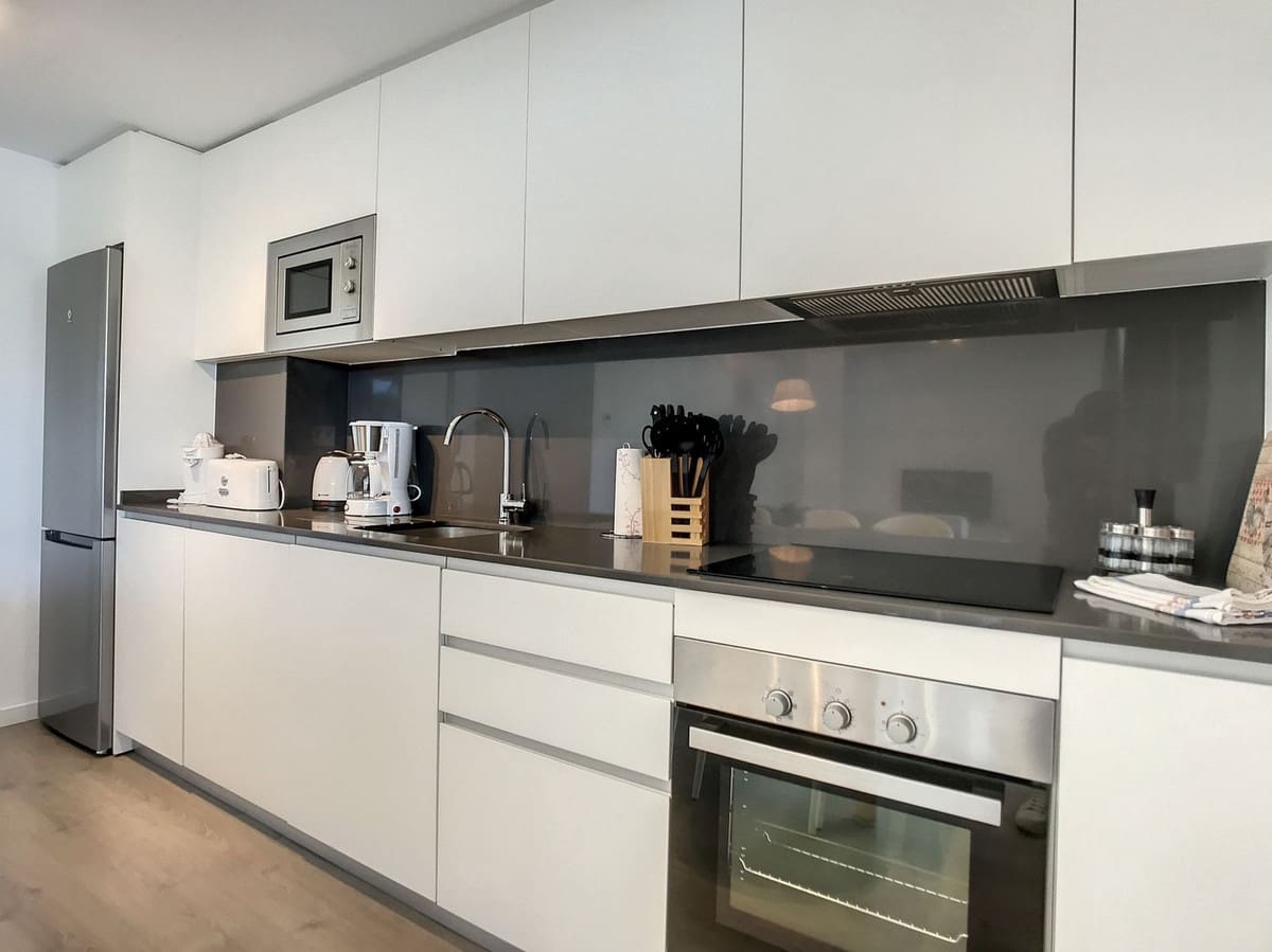 Apartamento de 2 habitaciones en Estepona en alquiler con piscina garaje - 1.700 € (Ref: 9142417)