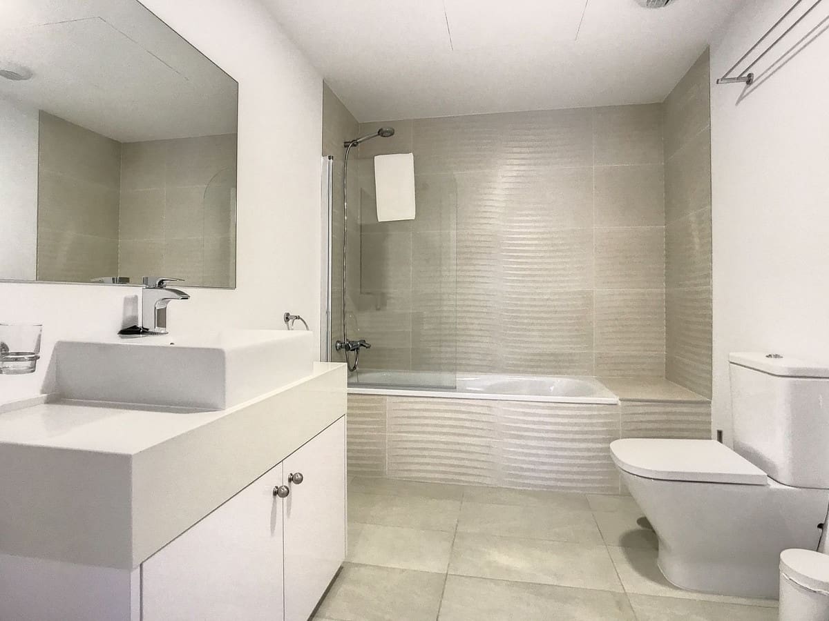 Apartamento de 2 habitaciones en Estepona en alquiler con piscina garaje - 1.700 € (Ref: 9142417)