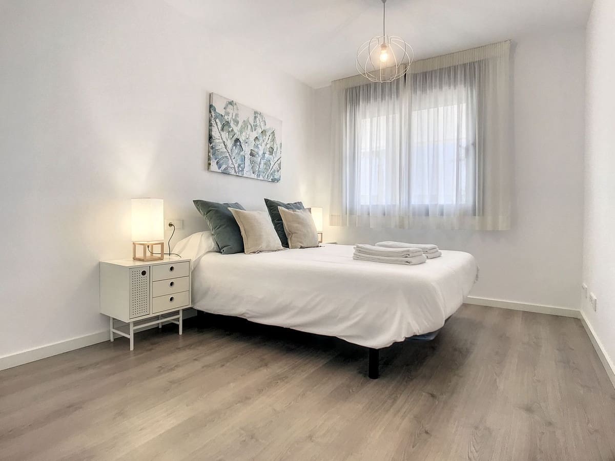 Apartamento de 2 habitaciones en Estepona en alquiler con piscina garaje - 1.700 € (Ref: 9142417)