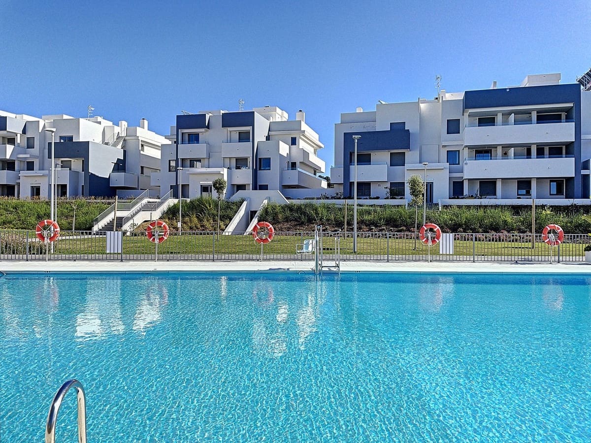 Apartamento de 2 habitaciones en Estepona en alquiler con piscina garaje - 1.700 € (Ref: 9142417)