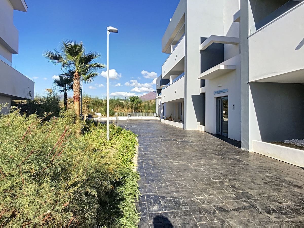 Apartamento de 2 habitaciones en Estepona en alquiler con piscina garaje - 1.700 € (Ref: 9142417)
