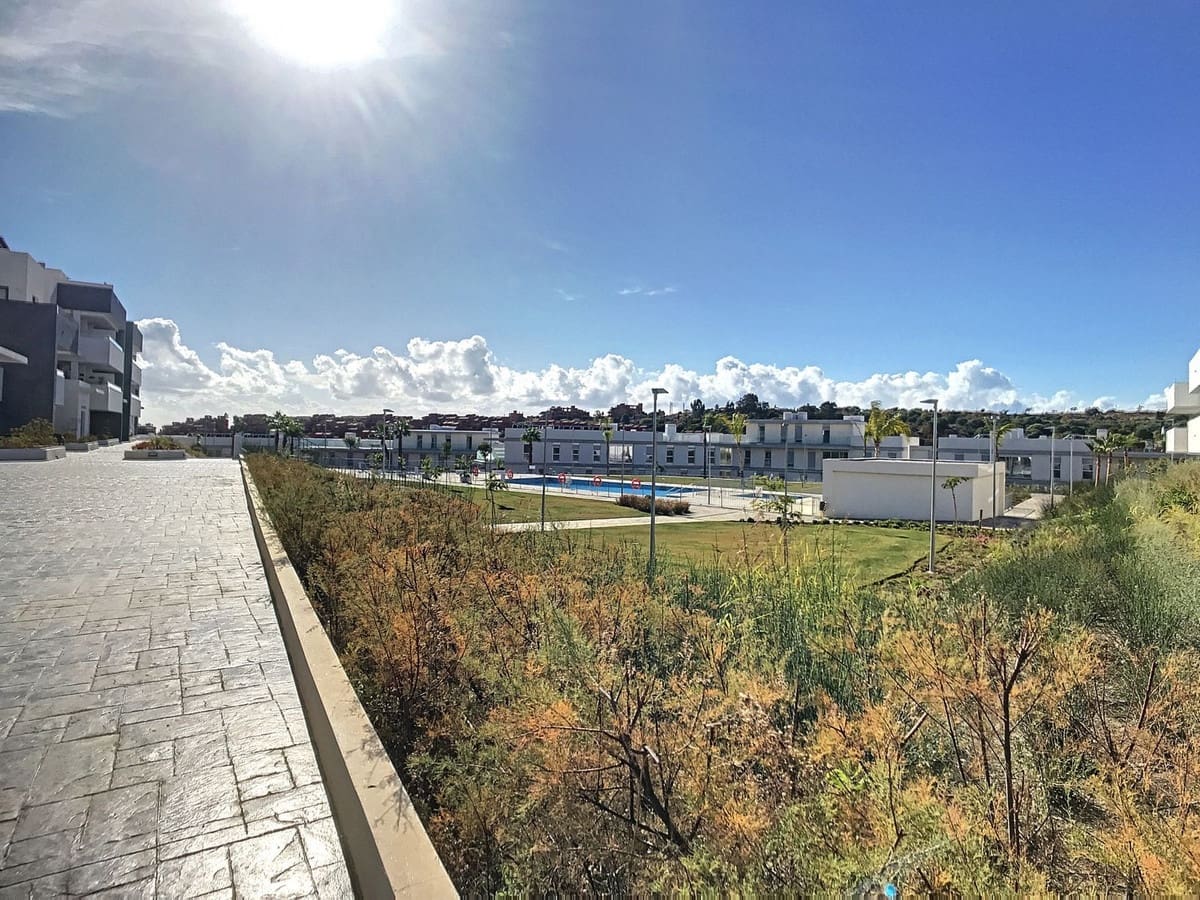 Apartamento de 2 habitaciones en Estepona en alquiler con piscina garaje - 1.700 € (Ref: 9142417)