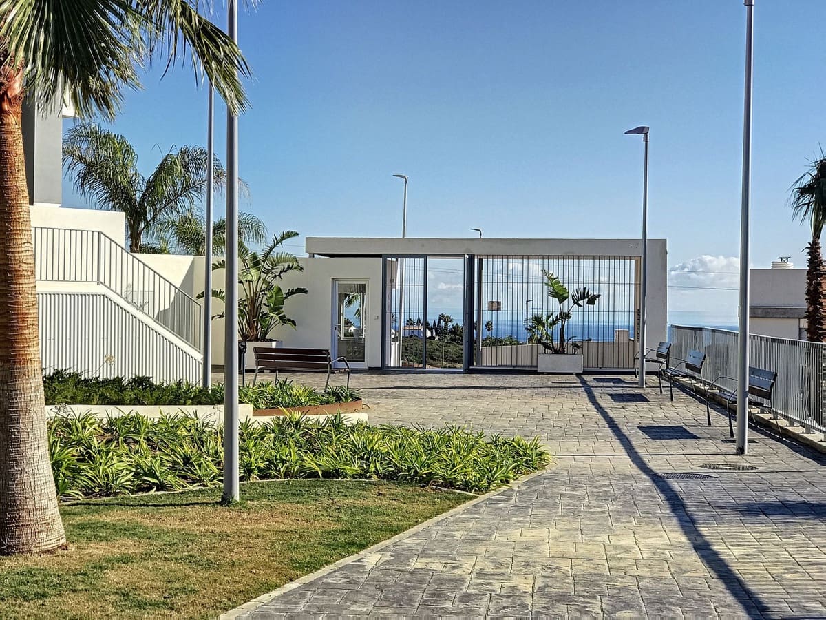 2 soveværelse Lejlighed til leje i Estepona med swimmingpool garage - € 1.700 (Ref: 9142417)