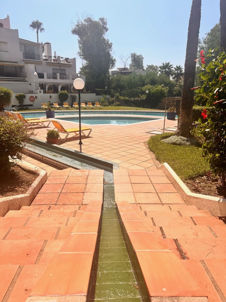 Apartamento de 2 habitaciones en Guadalmina en alquiler con piscina garaje - 1.950 € (Ref: 9217769)