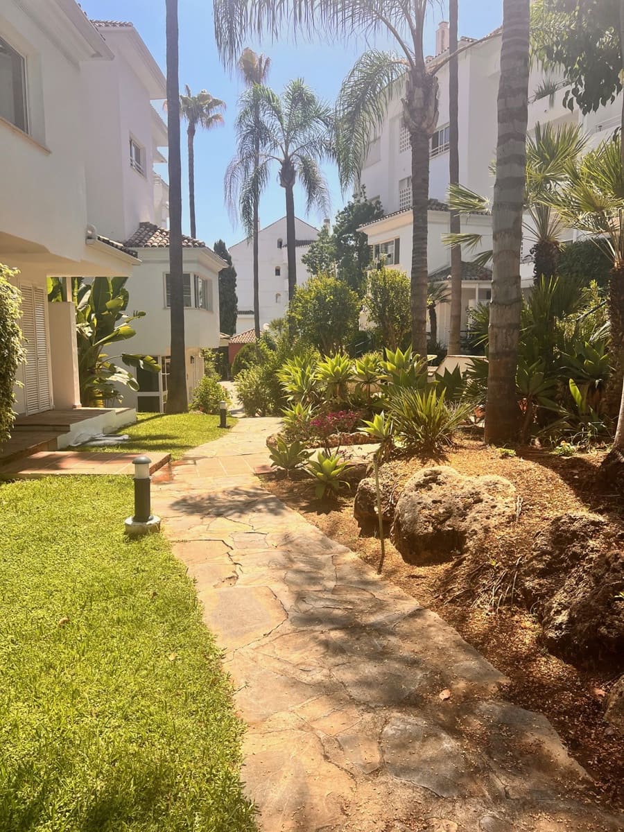 3 slaapkamer Appartement te huur in Guadalmina met zwembad garage - € 2.000 (Ref: 9238734)