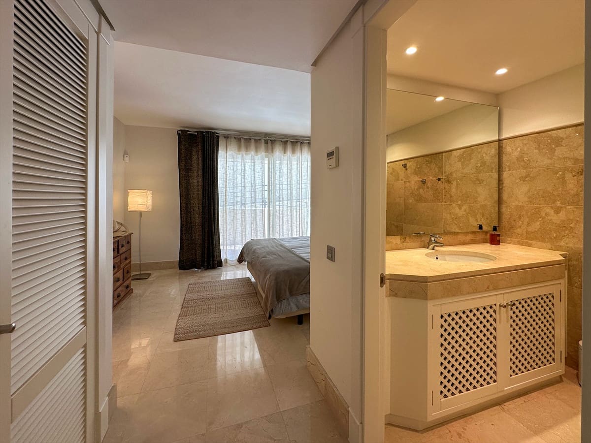 Appartement de 2 chambres de location de vacances à Marbella avec piscine - 1 625 € (Ref: 9298841)