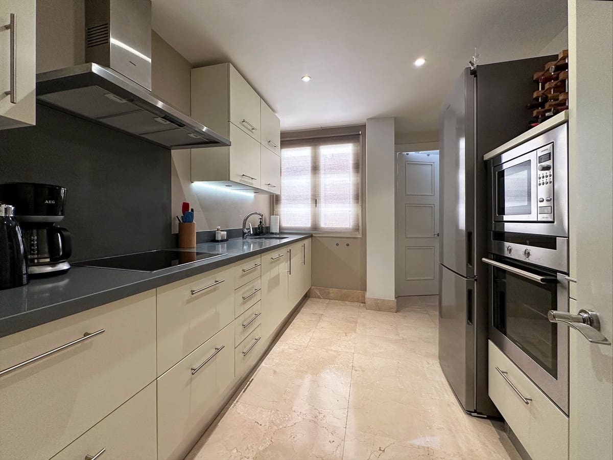 2 bedroom Apartment for holiday rental in Marbella with pool - € 1,625 (Ref: 9298841)