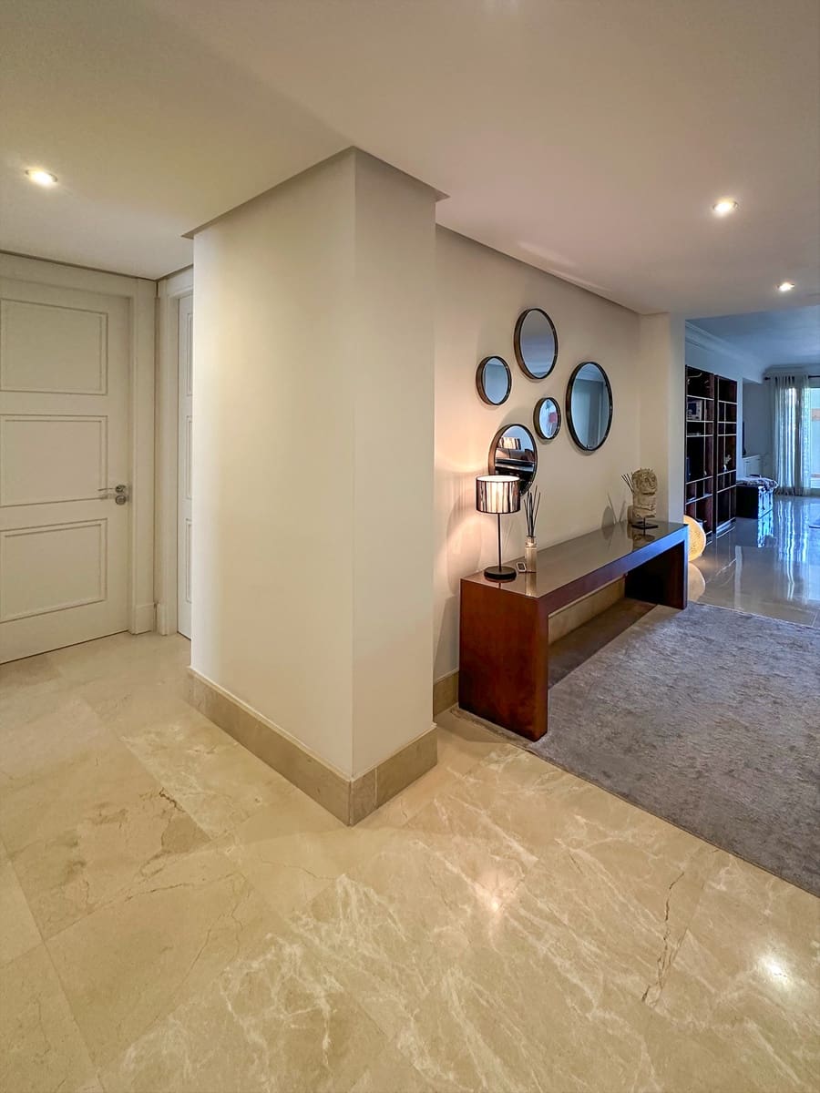 2 bedroom Apartment for holiday rental in Marbella with pool - € 1,625 (Ref: 9298841)