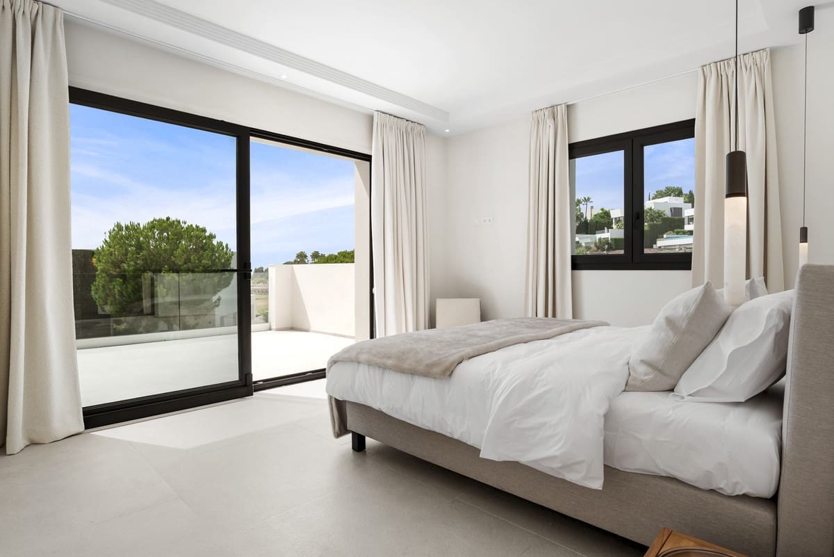 4 bedroom Villa for sale in Benahavis with pool - € 3,450,000 (Ref: 9406948)