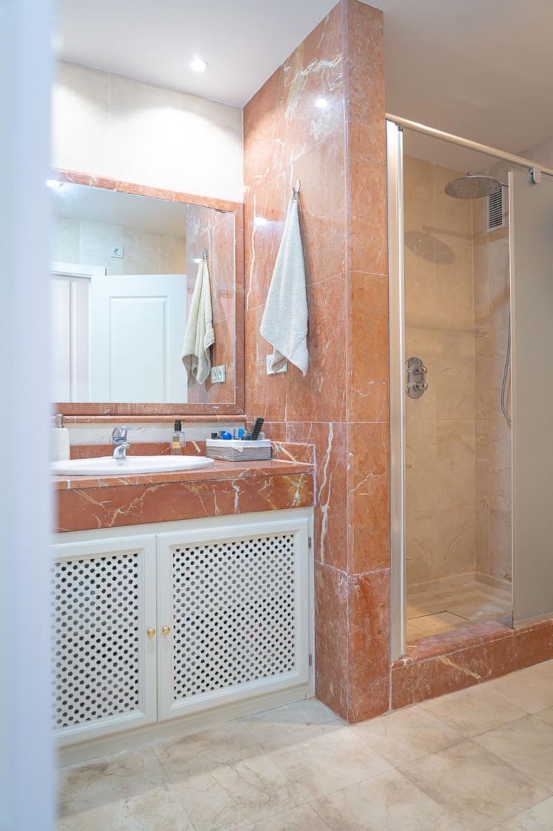 Apartamento de 2 habitaciones en Estepona en venta con piscina garaje - 410.000 € (Ref: 9420627)