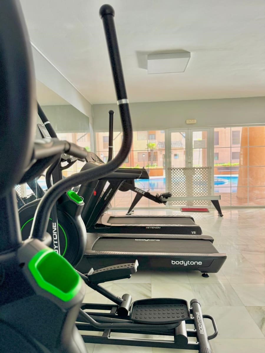 Apartamento de 2 habitaciones en Estepona en venta con piscina garaje - 410.000 € (Ref: 9420627)