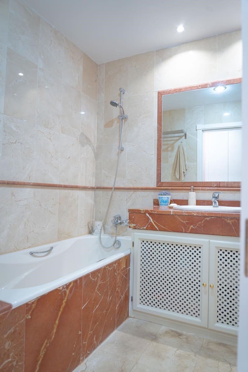 Apartamento de 2 habitaciones en Estepona en venta con piscina garaje - 410.000 € (Ref: 9420627)