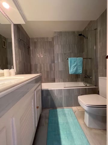 2 sypialnia Penthouse do wynajęcia w Bel-Air, Estepona z basenem garażem - 1 900 € (Ref: 9503591)