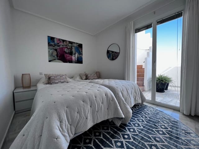 Penthouse de 2 chambres à louer à Bel-Air, Estepona avec piscine garage - 1 900 € (Ref: 9503591)