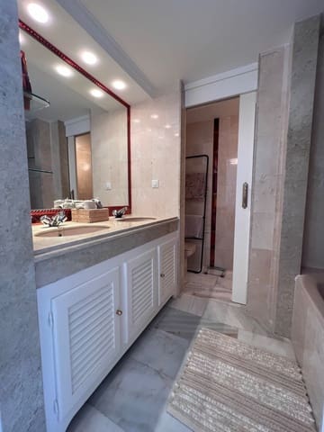 Penthouse de 2 chambres à louer à Bel-Air, Estepona avec piscine garage - 1 900 € (Ref: 9503591)