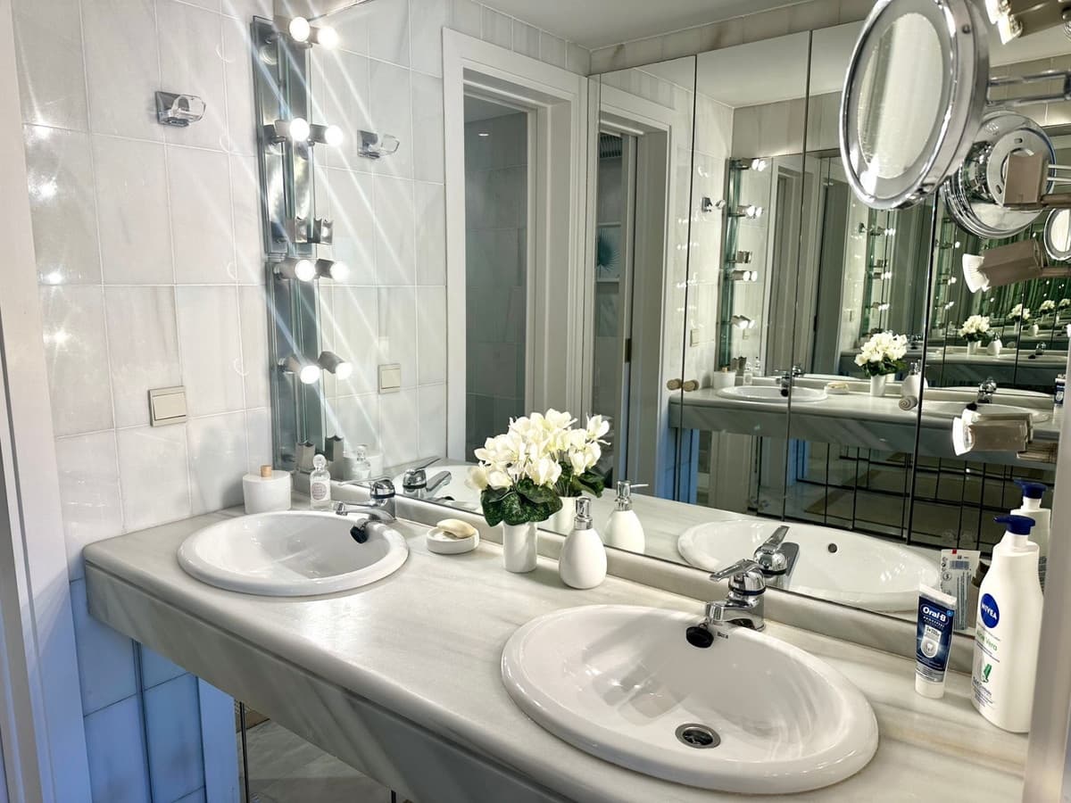 2 sypialnia Apartament do wynajęcia w Puerto Banus z basenem garażem - 3 000 € (Ref: 9506361)