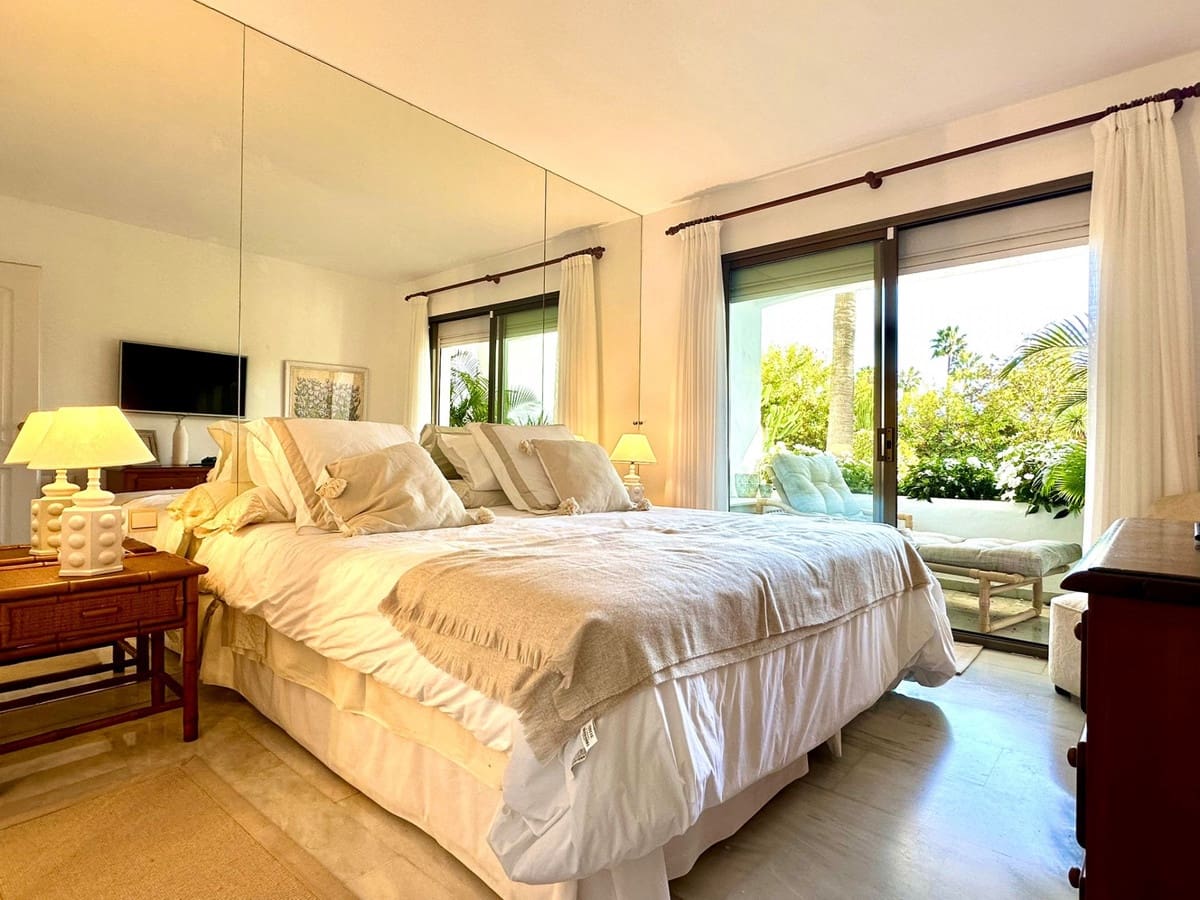 2 sypialnia Apartament do wynajęcia w Puerto Banus z basenem garażem - 3 000 € (Ref: 9506361)