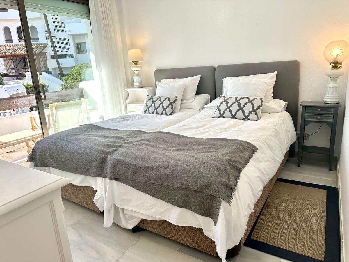 2 sypialnia Apartament do wynajęcia w Puerto Banus z basenem garażem - 3 000 € (Ref: 9506361)