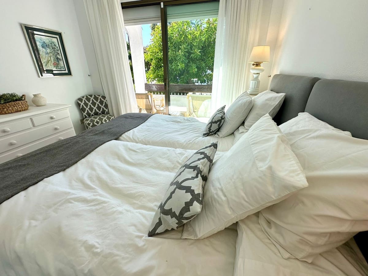 2 sypialnia Apartament do wynajęcia w Puerto Banus z basenem garażem - 3 000 € (Ref: 9506361)