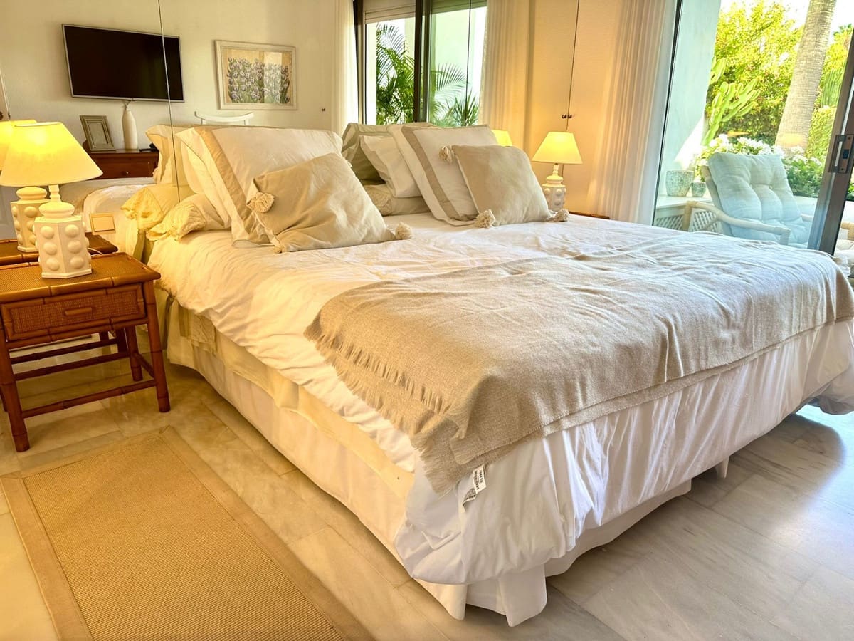 2 sypialnia Apartament do wynajęcia w Puerto Banus z basenem garażem - 3 000 € (Ref: 9506361)