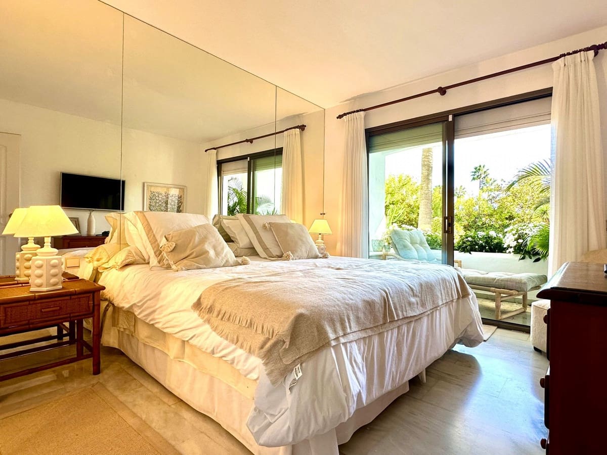 2 bedroom Apartment for rent in Puerto Banus with pool garage - € 3,000 (Ref: 9506361)