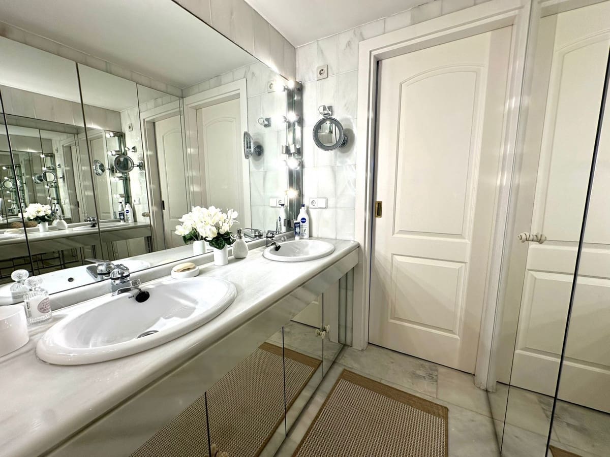 2 bedroom Apartment for rent in Puerto Banus with pool garage - € 3,000 (Ref: 9506361)