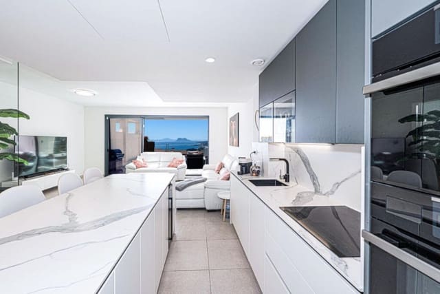 4 soveværelse Byhus til salg i Manilva med swimmingpool garage - € 799.000 (Ref: 9694126)