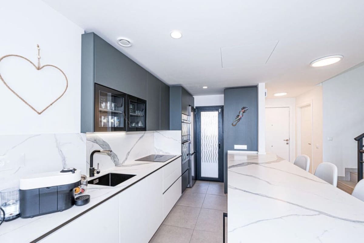 4 sypialnia Dom na sprzedaż w Manilva z basenem garażem - 799 000 € (Ref: 9694126)