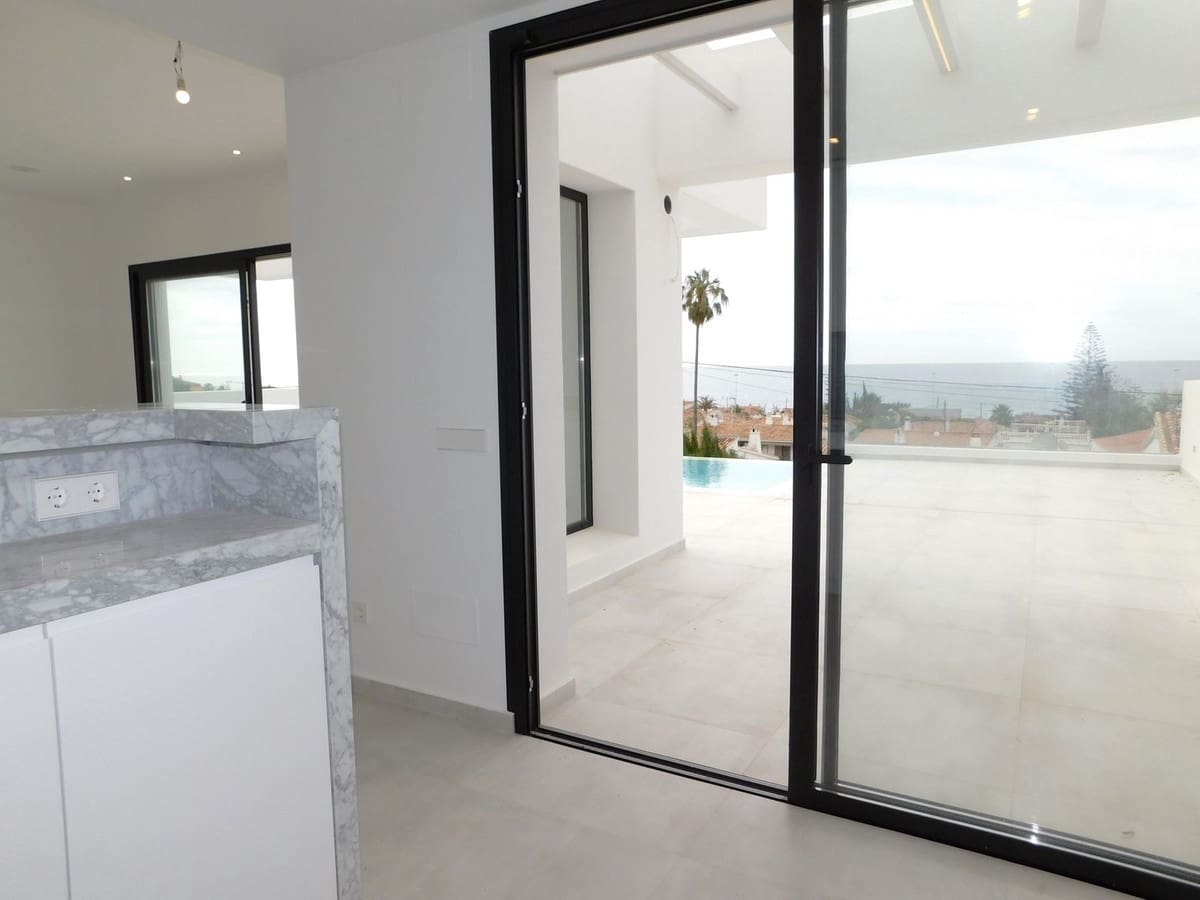 5 makuuhuone Huvila myytävänä paikassa La Cala de Mijas mukana uima-altaan 
autotalli - 1 450 000 € (Ref: 9694520)