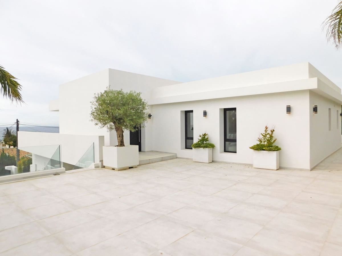 5 makuuhuone Huvila myytävänä paikassa La Cala de Mijas mukana uima-altaan 
autotalli - 1 450 000 € (Ref: 9694520)