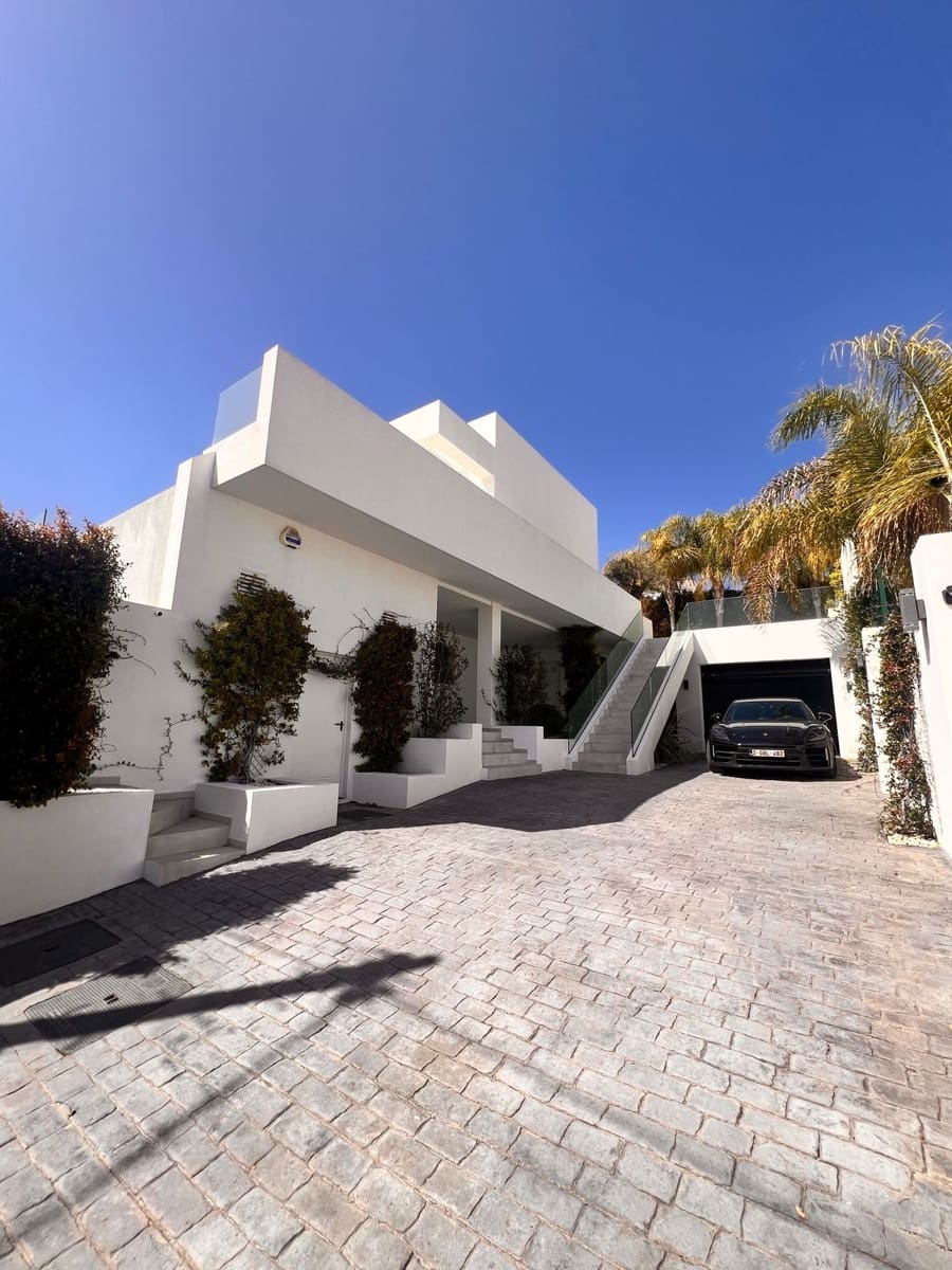 5 makuuhuone Huvila myytävänä paikassa La Cala de Mijas mukana uima-altaan 
autotalli - 1 450 000 € (Ref: 9694520)