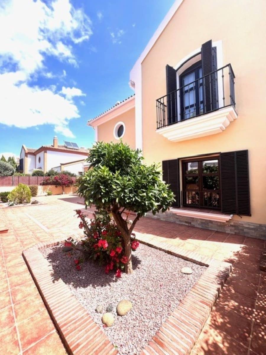 5 bedroom Villa for sale in Guadalmina with pool garage - € 1,580,000 (Ref: 9769891)