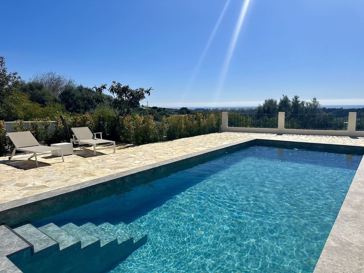 5 bedroom Villa for holiday rental in Estepona with pool - € 4,500 (Ref: 9777286)