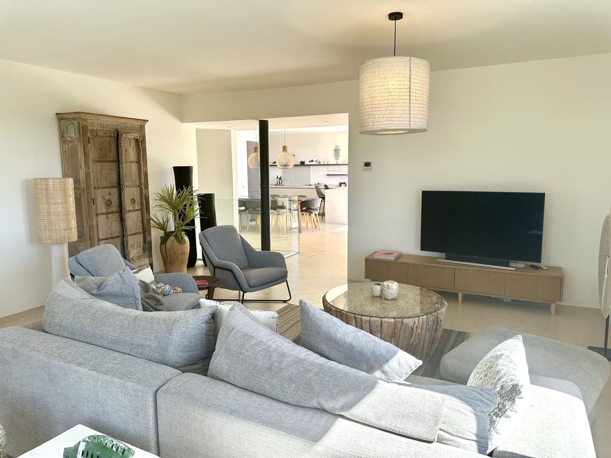 5 bedroom Villa for holiday rental in Estepona with pool - € 4,500 (Ref: 9777286)