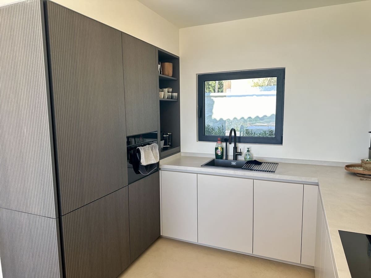 5 bedroom Villa for holiday rental in Estepona with pool - € 4,500 (Ref: 9777286)