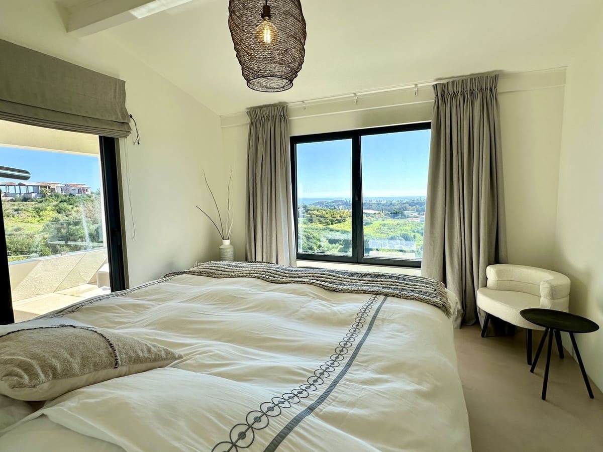 5 bedroom Villa for holiday rental in Estepona with pool - € 4,500 (Ref: 9777286)