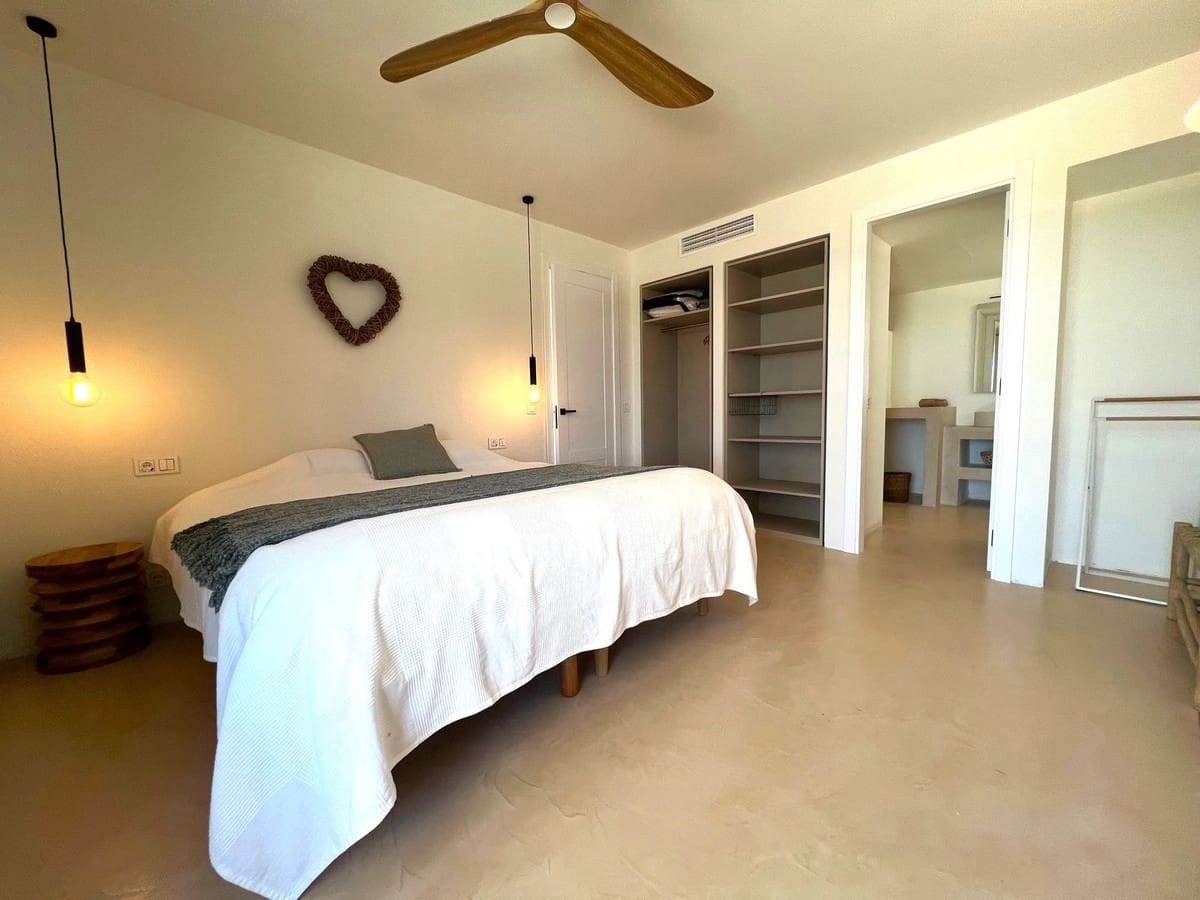 5 bedroom Villa for holiday rental in Estepona with pool - € 4,500 (Ref: 9777286)