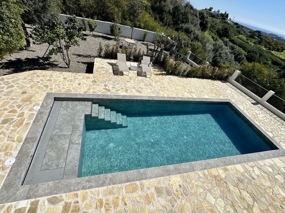 5 bedroom Villa for holiday rental in Estepona with pool - € 4,500 (Ref: 9777286)