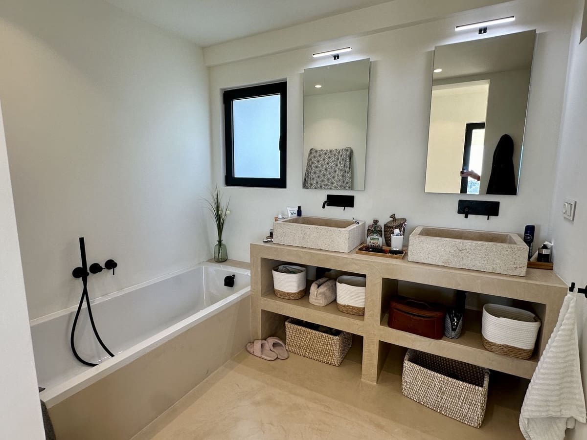 5 bedroom Villa for holiday rental in Estepona with pool - € 4,500 (Ref: 9777286)