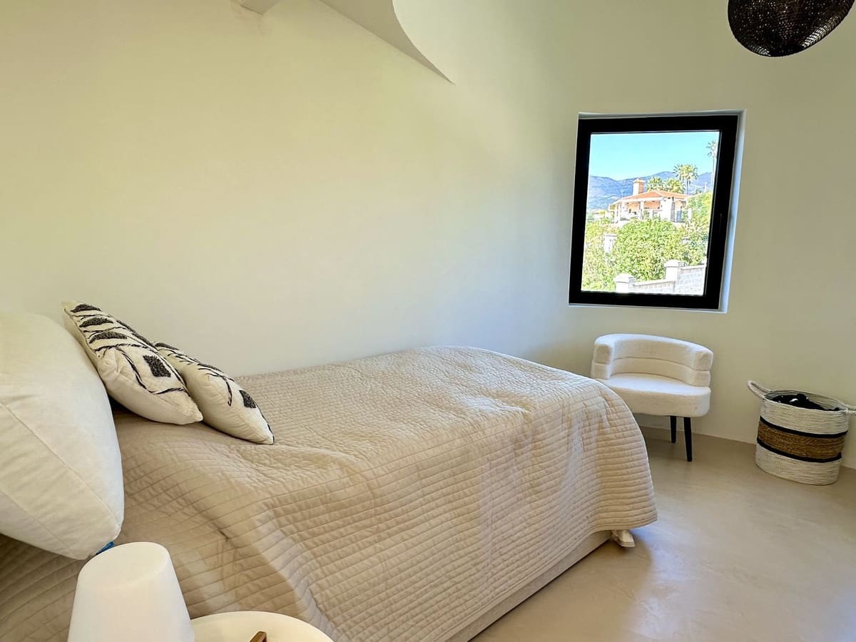 5 bedroom Villa for holiday rental in Estepona with pool - € 4,500 (Ref: 9777286)