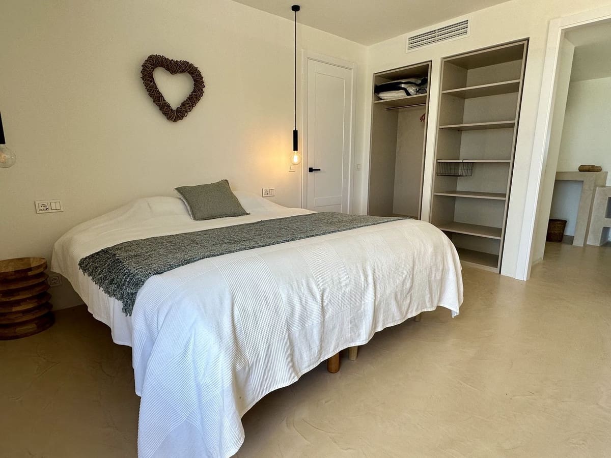 5 bedroom Villa for holiday rental in Estepona with pool - € 4,500 (Ref: 9777286)