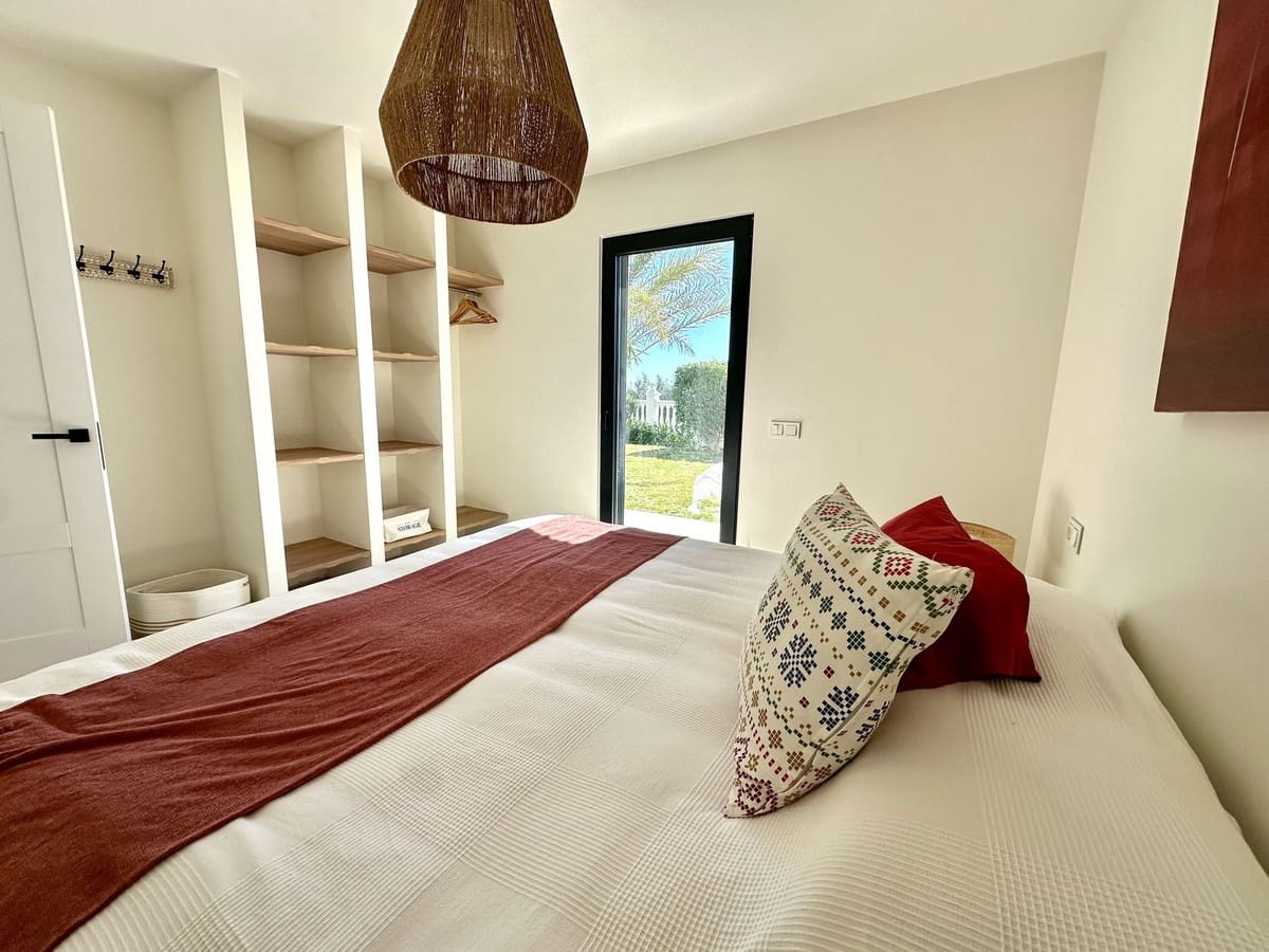 5 bedroom Villa for holiday rental in Estepona with pool - € 4,500 (Ref: 9777286)