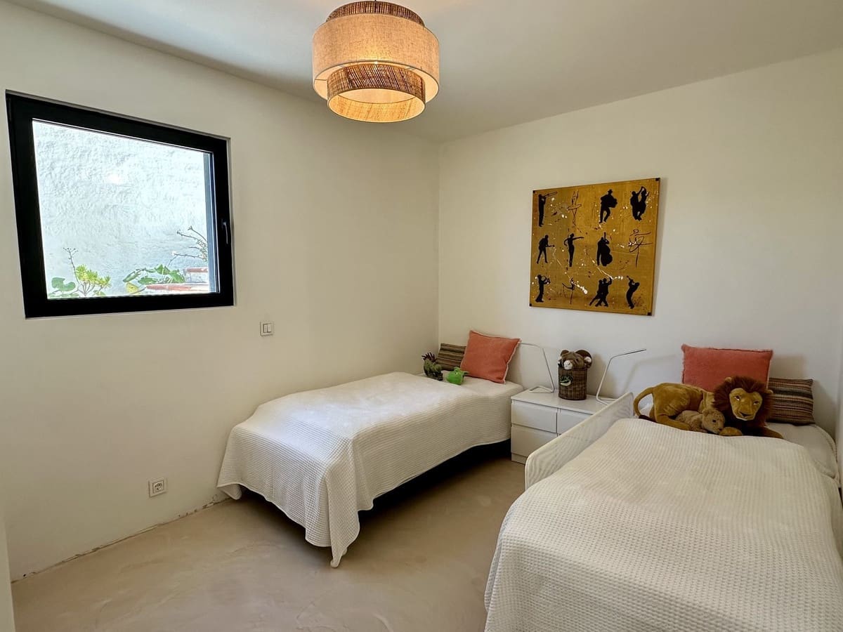 5 bedroom Villa for holiday rental in Estepona with pool - € 4,500 (Ref: 9777286)