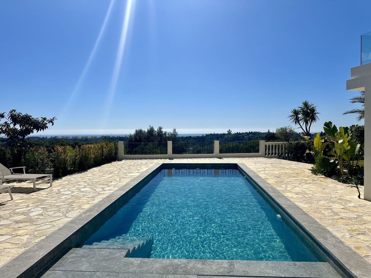 5 bedroom Villa for holiday rental in Estepona with pool - € 4,500 (Ref: 9777286)