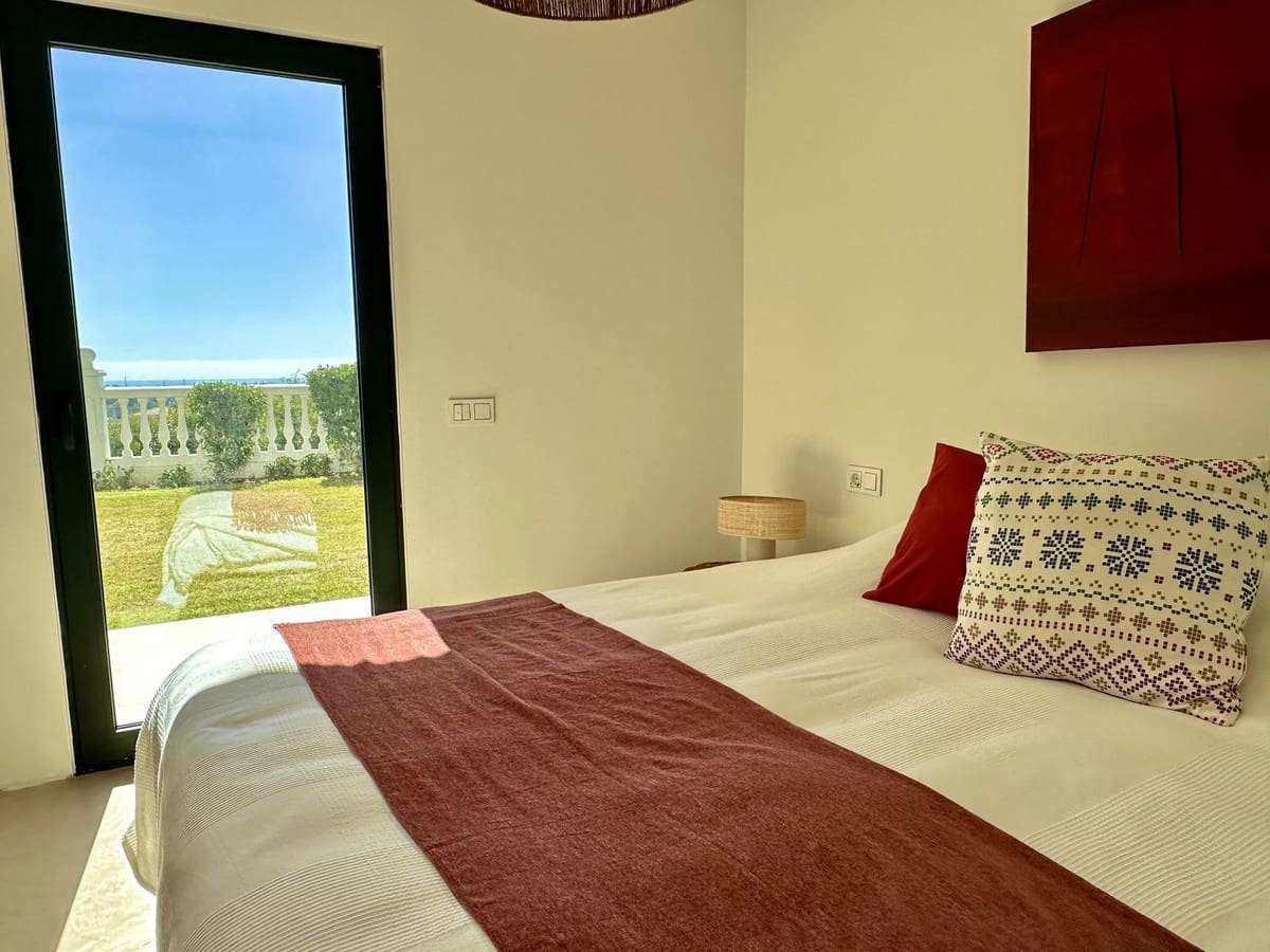 5 bedroom Villa for holiday rental in Estepona with pool - € 4,500 (Ref: 9777286)