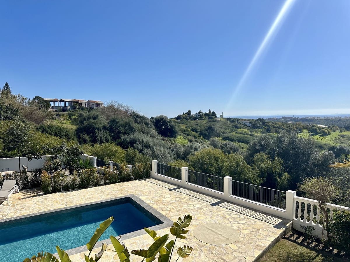 5 bedroom Villa for holiday rental in Estepona with pool - € 4,500 (Ref: 9777286)