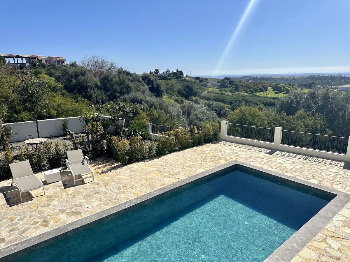 5 bedroom Villa for holiday rental in Estepona with pool - € 4,500 (Ref: 9777286)