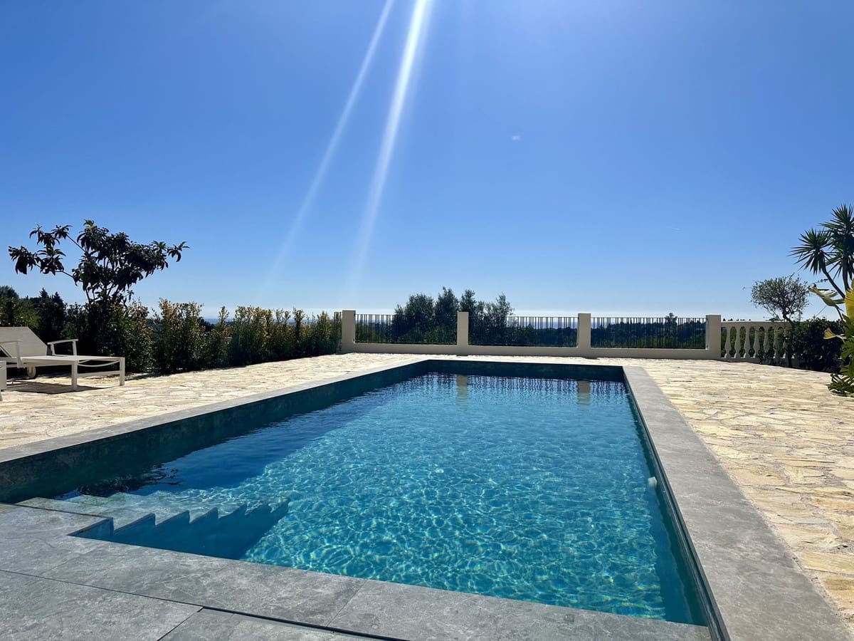 5 bedroom Villa for holiday rental in Estepona with pool - € 4,500 (Ref: 9777286)