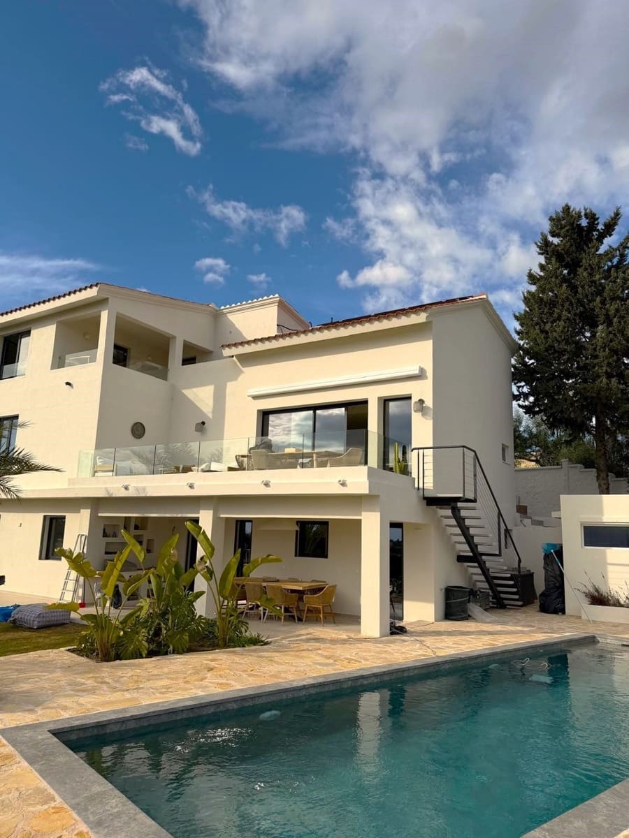 5 bedroom Villa for holiday rental in Estepona with pool - € 4,500 (Ref: 9777286)